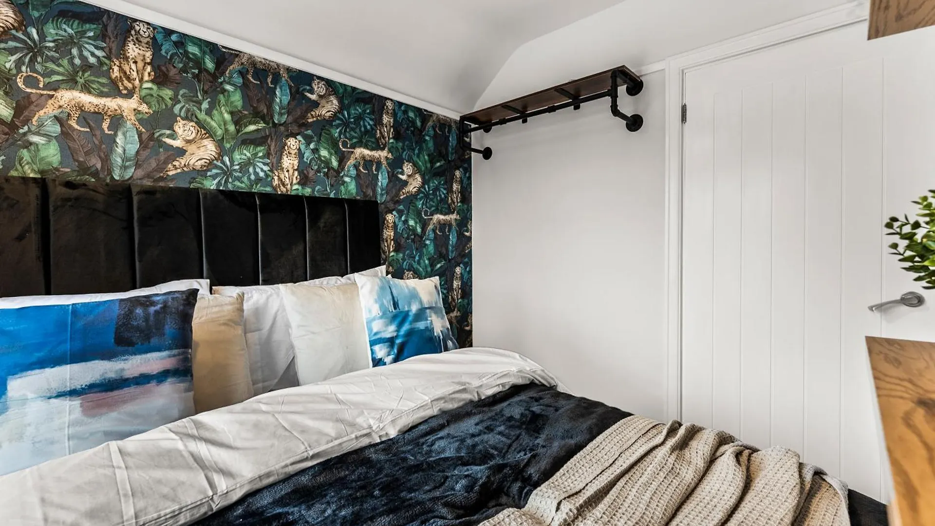 Villa Gorgeous Abode In Cambridge - Pet Friendly! 0*,  Großbritannien